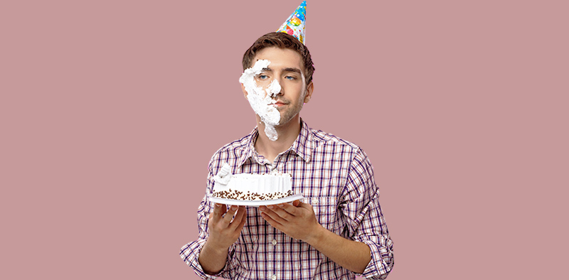 رسم زدن کیک در صورت صاحب تولد از کجا آمد؟